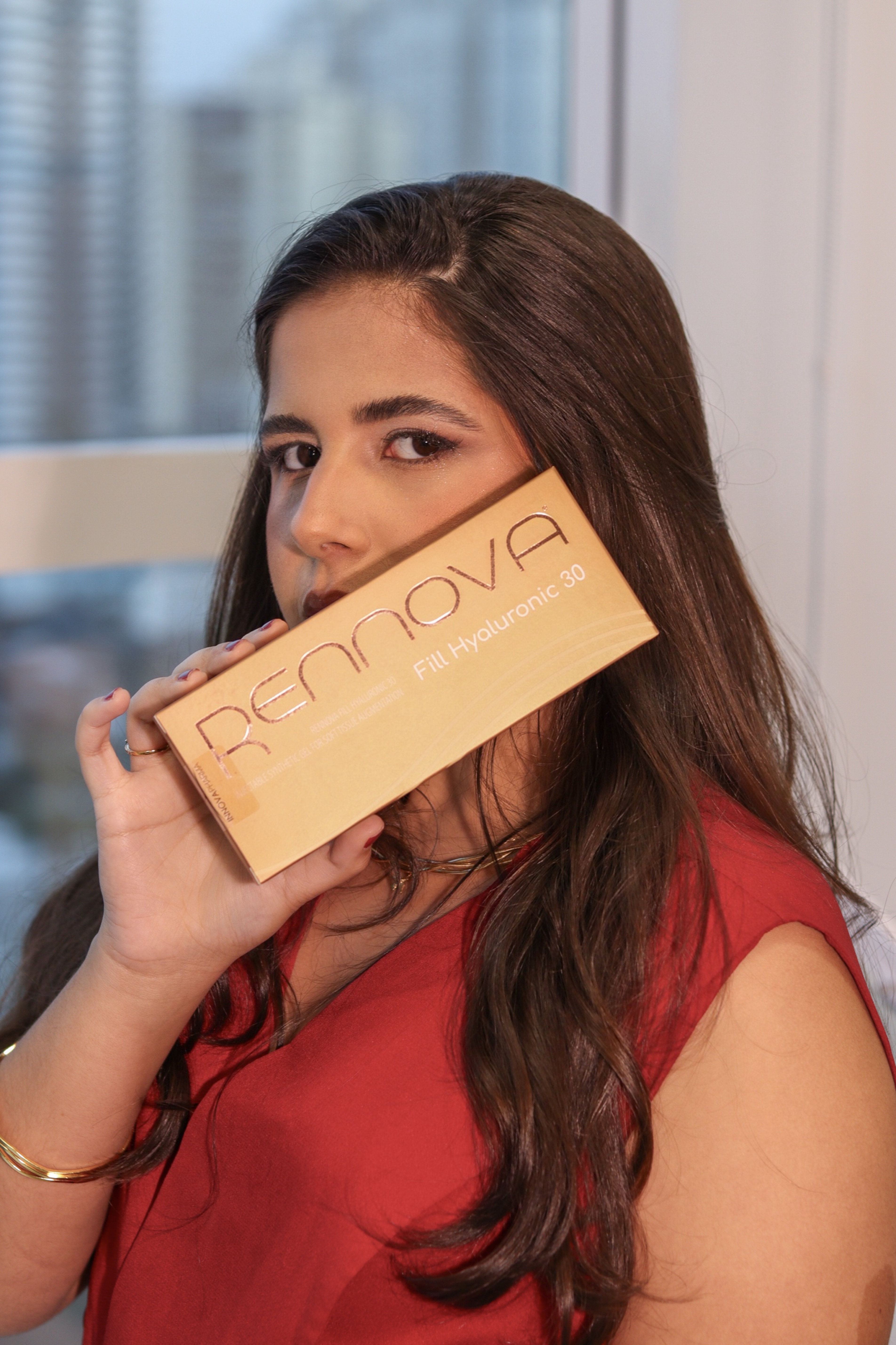 Dra. Helena Sebin segurando Rennova Fill Hyaluronic